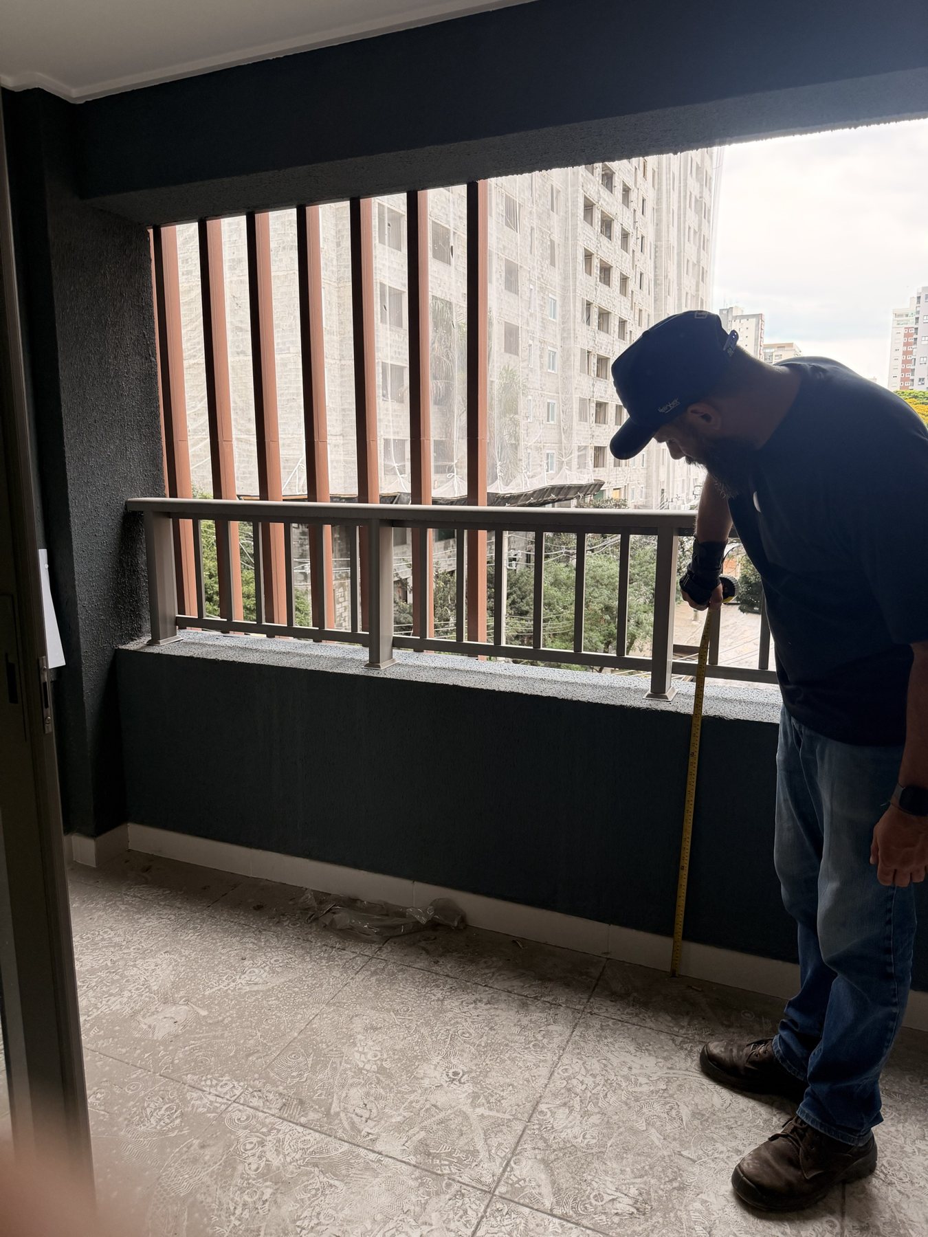 Eduardo Sipriano fazendo a medição na obra